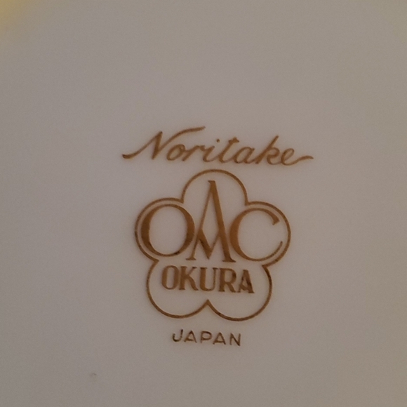 VINTAGE SET OF 4 BEAUTIFUL FLOWER DESIGN ASHTRAYS - Picture 3 of 7